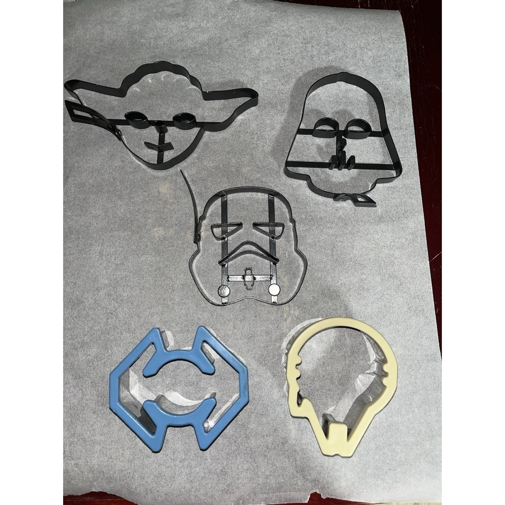 William Sonoma Star Wars 2 Ship Sandwich Cutters And 3‎ Character Pancake Molds